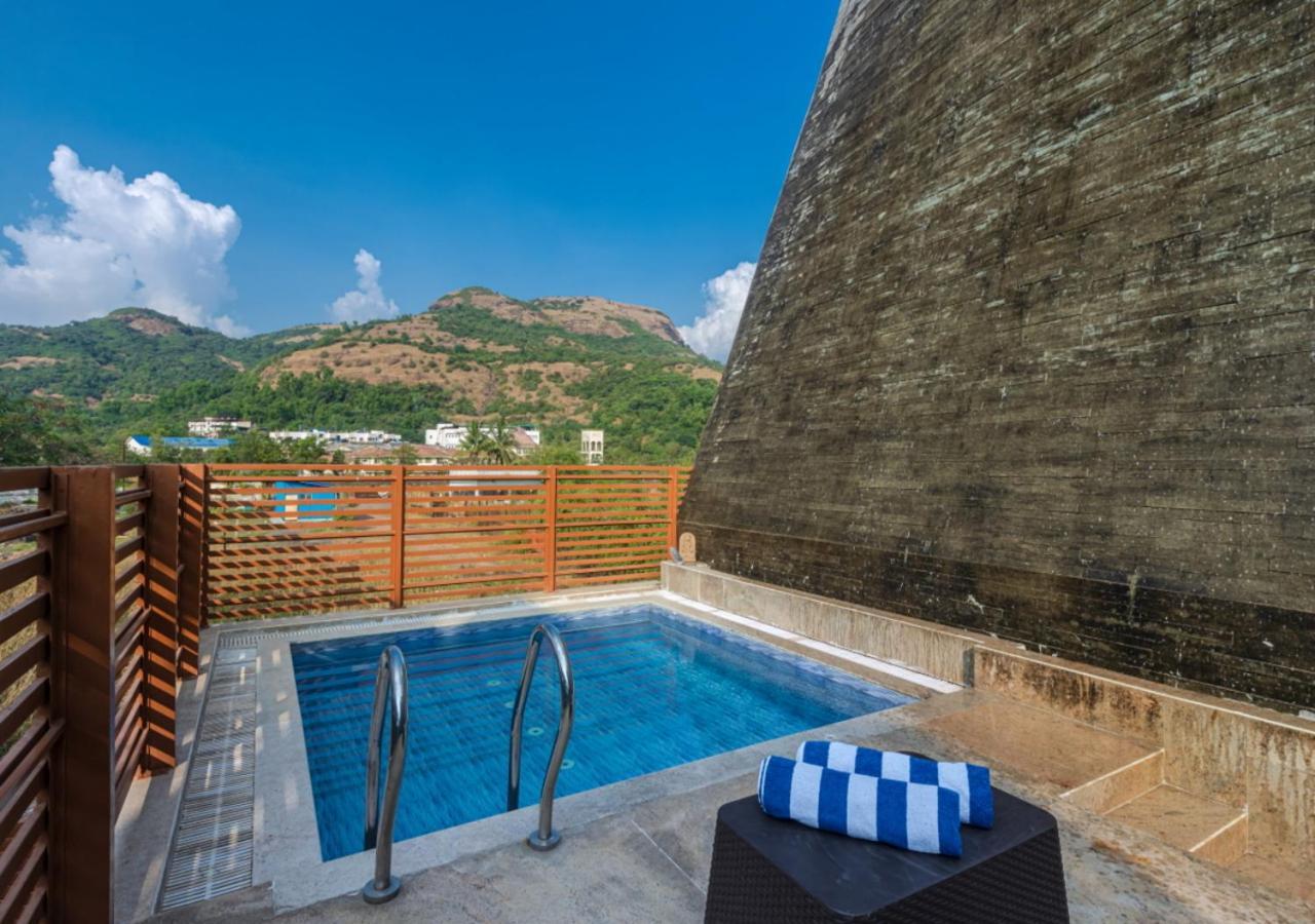 Saffronstays Urja, Lonavala - Private Villa With 2 Pools, Spa Room, Private Elevator & Waterfall エクステリア 写真