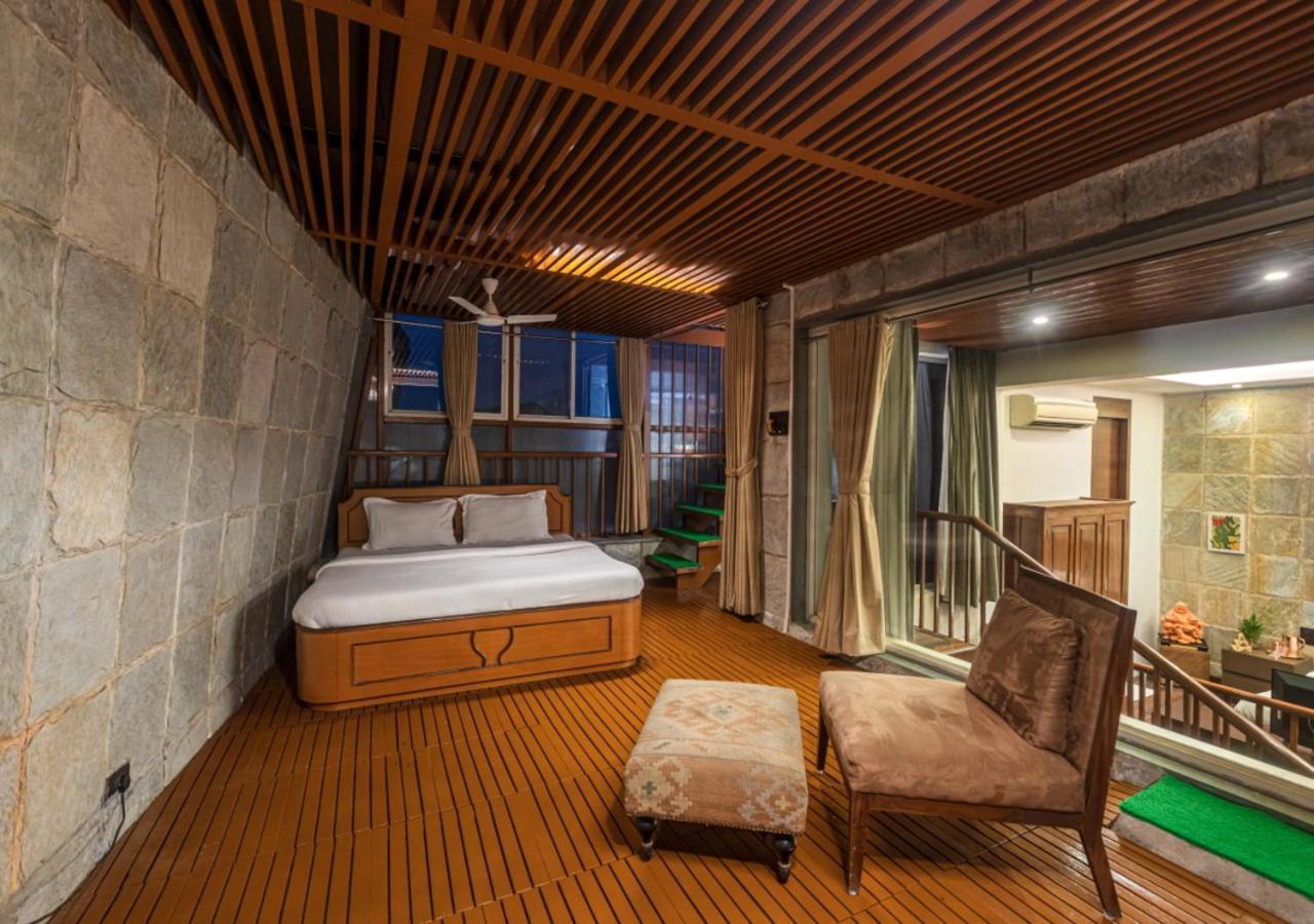 Saffronstays Urja, Lonavala - Private Villa With 2 Pools, Spa Room, Private Elevator & Waterfall エクステリア 写真
